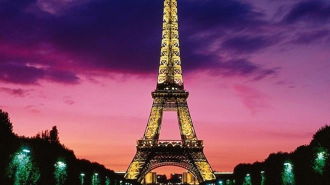 ¿Te gustaría pasar una noche en la Torre Eiffel? Ahora puedes hacerlo