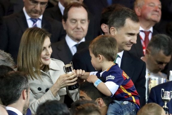 Doña Letizia y los niños de la Copa del Rey