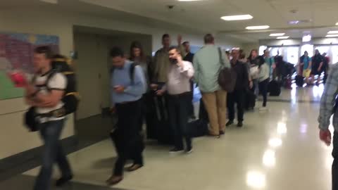 'TSA, ¿te estás burlando de mi?', el vídeo de la cola kilométrica de Midway