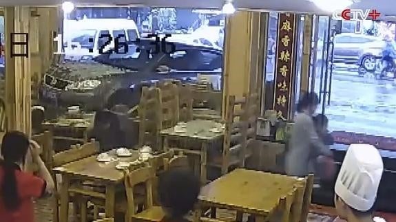 Un coche se estrella en un restaurante en Shanghai