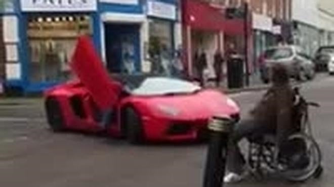 El hombre con silla de ruedas que bloquea un Lamborghini