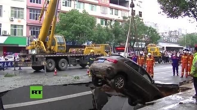 Un socavón se traga cuatro coches y varios árboles en segundos