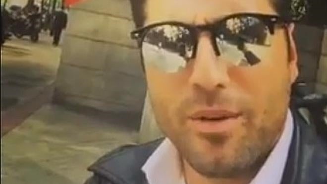 David Bustamante confunde la bandera de Venezuela con la de Colombia