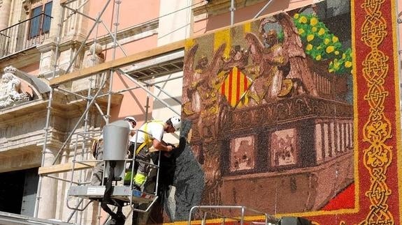 El tapiz floral del Corpus Christi ya está instalado en la plaza de la Virgen de Valencia