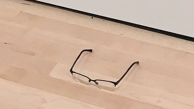 Confunden unas gafas en el suelo con una obra de arte