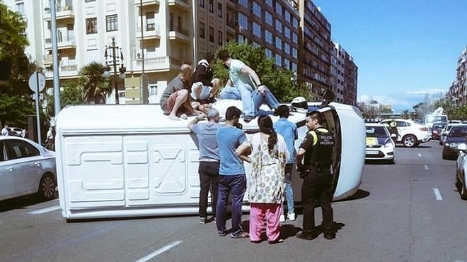 Cuatro heridos al volcar una furgoneta en la avenida del Cid, junto a Archiduque Carlos