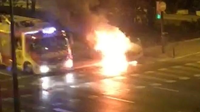 Un coche en llamas en plena avenida de Aragón
