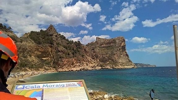 Rescate con helicóptero de un senderista junto a una cala nudista de Benitatxell