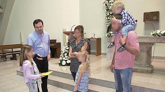 Una niña valenciana dona sus regalos de la Comunión a refugiados ucranianos