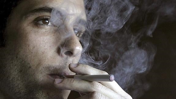 ¿10 cigarros al día o pagar la luz de todo el año?