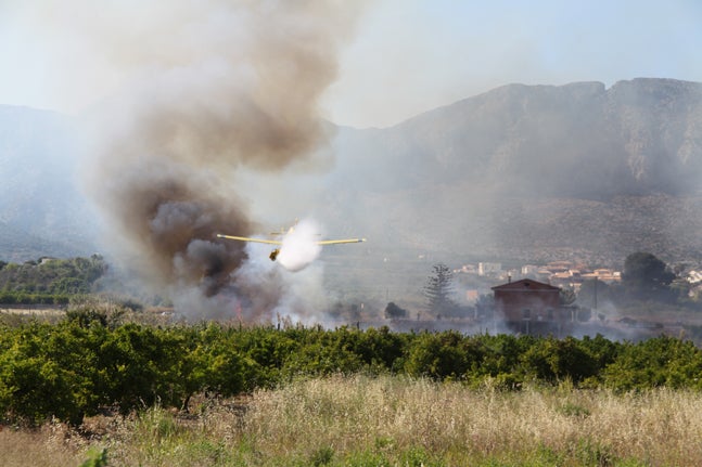 Un incendio en un cañar en el lecho del riu Girona causa la alarma en Beniarbeig