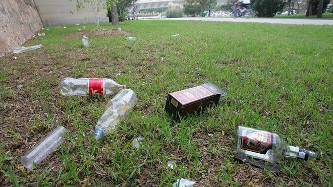 Los vecinos critican el botellón y la falta de limpieza en la ciudad