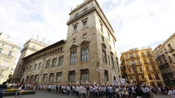 Una cadena humana en Valencia por la libertad educativa