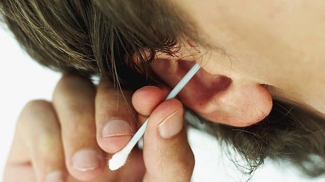 Por qué no debes meter bastoncillos en tus oídos nunca más