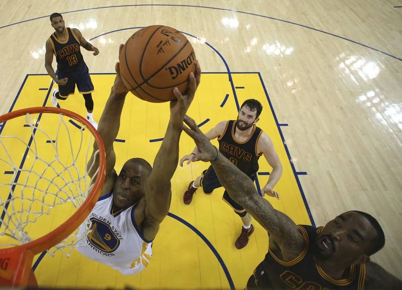 Livingston hizo de Curry y Warriors dan lección de equipo a Cavaliers