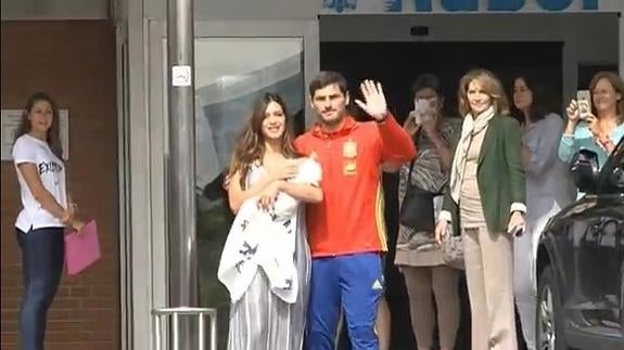 Sara Carbonero e Iker Casillas abandonan el hospital con el pequeño Lucas