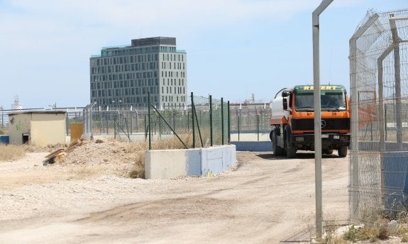 El túnel del circuito de F-1 se cubre para evitar las quejas por la plaga de mosquitos