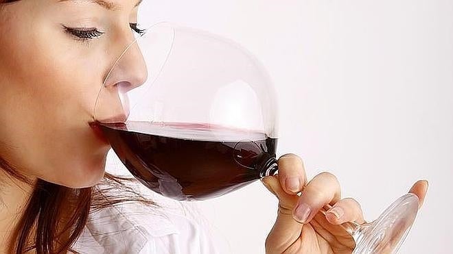 ¿Por qué las mujeres tienen menos tolerancia al alcohol que los hombres?