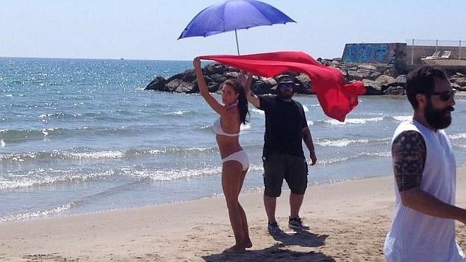 Pilar Rubio sorprende a los bañistas en Canet d'En Berenguer