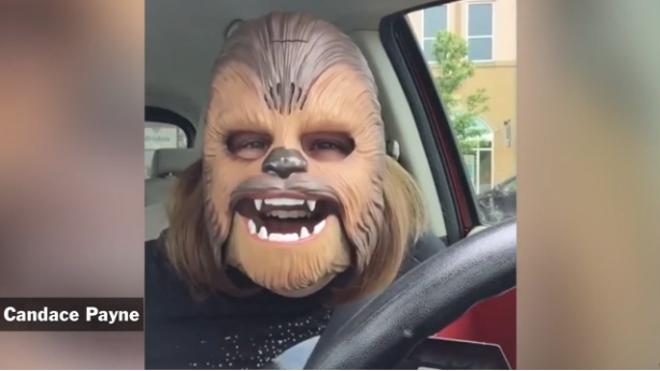'Mama Chewbacca' ha ganado 400.000 dólares y ahora cobra por sus autógrafos y fotografías