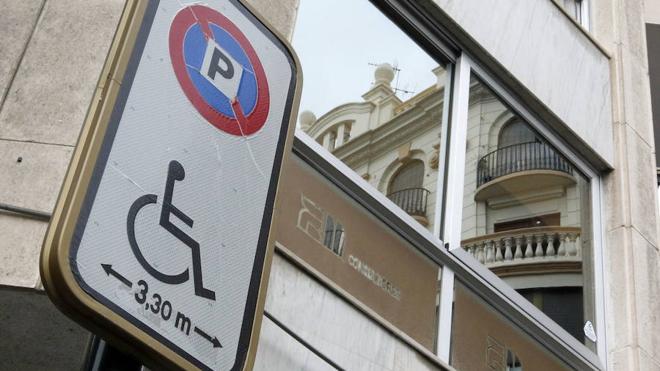El Consell aprueba nuevas formas de conseguir la tarjeta de aparcamiento para discapacitados