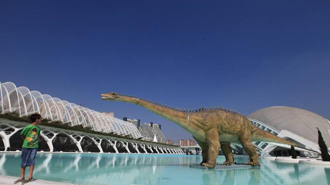 Los dinosaurios vivirán en la Ciudad de las Artes durante año y medio