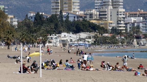 La Generalitat instalará puntos de carga USB en playas de tres municipios