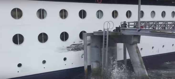 Un crucero arrasa un dique en Alaska