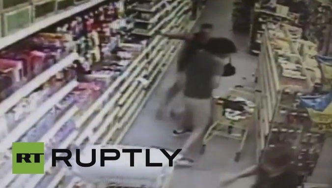 Una mujer evita el secuestro de su hija en un supermercado