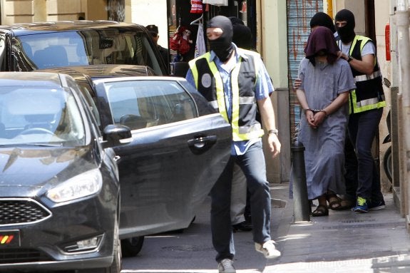 El marroquí arrestado en Valencia contactó con 12 terroristas de Daesh