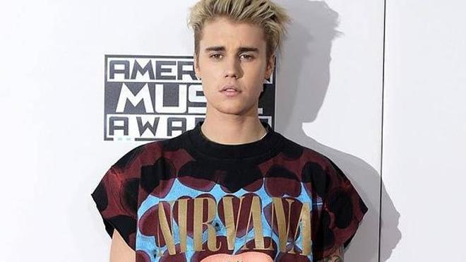 Justin Bieber se lía a puñetazos y acaba en el suelo