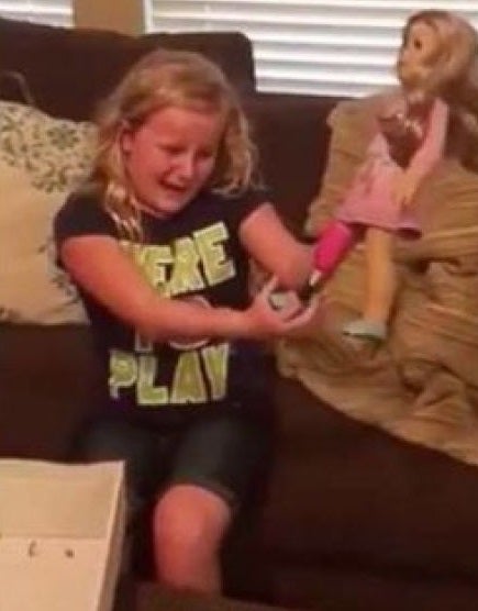 La emoción de una niña al recibir una muñeca con una prótesis como la suya