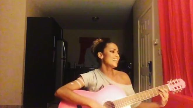 Lara Álvarez canta por Luis Fonsi