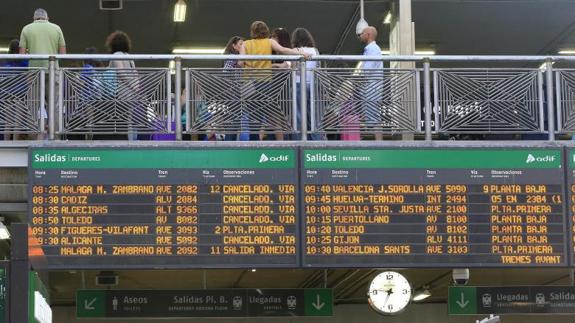 Retrasos y trenes más llenos por la huelga de Renfe en Valencia