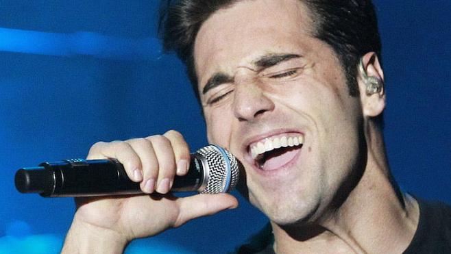 David Bustamante canta 'Bésame mucho' en su firma de discos en Valencia