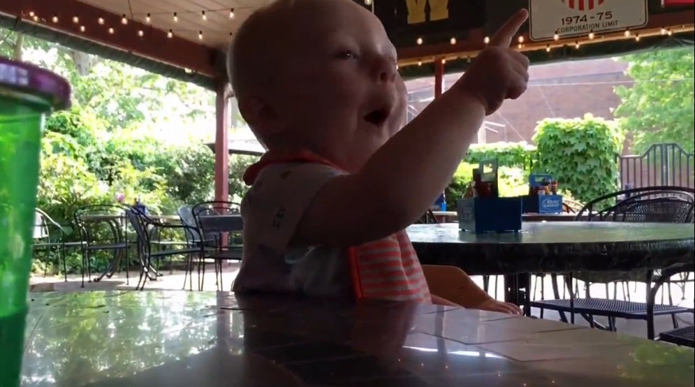 La graciosa reacción de un bebé ante la comida