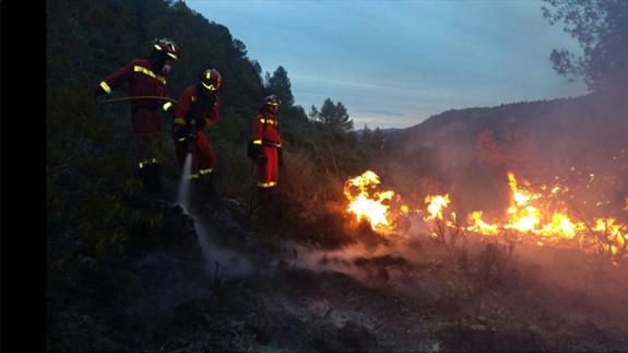 El fuerte viento dificulta la extinción del incendio de Bolbaite