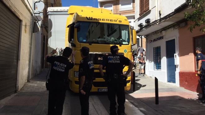 Un camión queda atrapado en el centro de Paterna y corta el tráfico