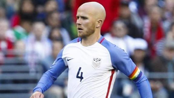 Bradley subasta su camiseta y brazalete en favor de las víctimas de Orlando