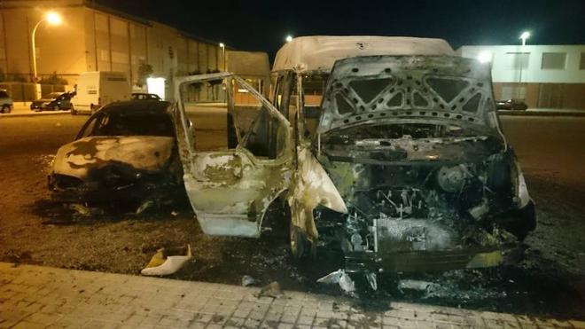 Un incendio calcina una furgoneta y destroza tres vehículos más en La Pobla de Farnals