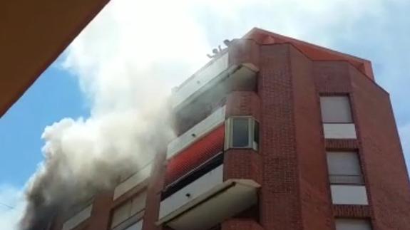 Dos ancianos y un menor escapan de un pavoroso incendio por la azotea de su edificio en Xixona