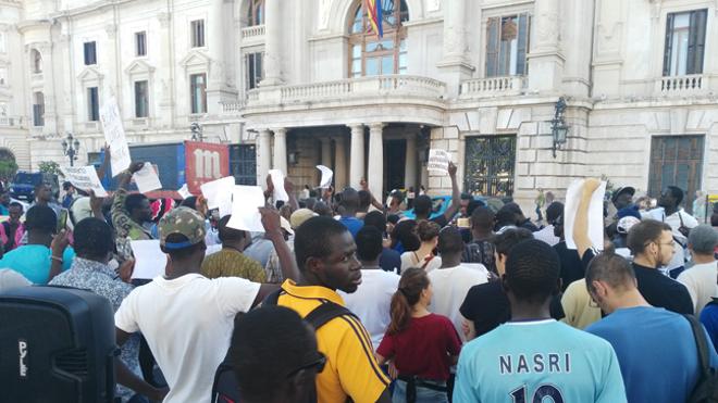 Protesta de manteros en Valencia por las multas de la Policía Local