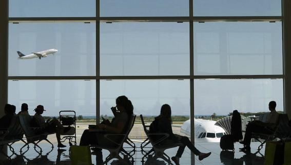 Desviado a Oporto un vuelo de Valencia que iba a Santiago