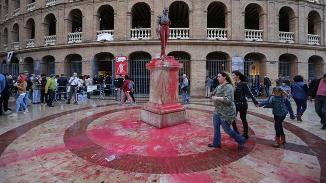 El PP denuncia que el Consistorio de Valencia limpió la estatua de Montoliu en lugar de Acció Cultural