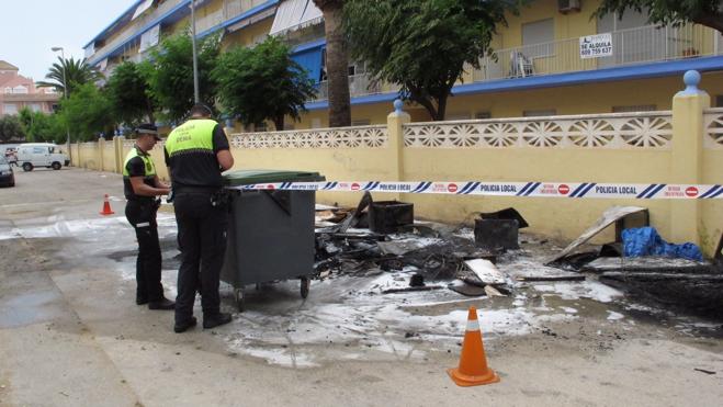 Arde el remolque de un coche de recogida de enseres y trastos en Dénia