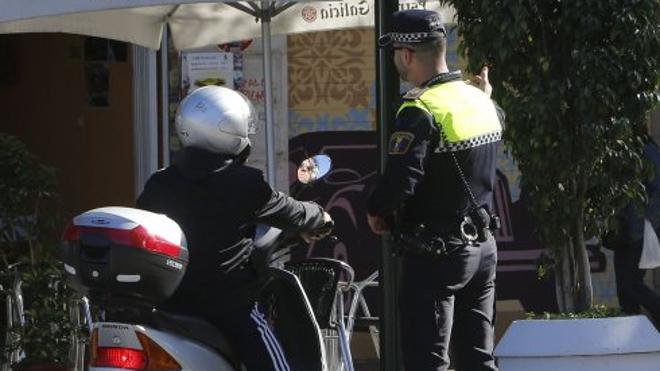 La restricción de tráfico en el Carmen de Valencia llega sin acabar el reparto de tarjetas