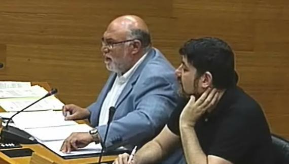 «Si quieren que la consellera venga más a Les Corts, pónganle un piso cerca»