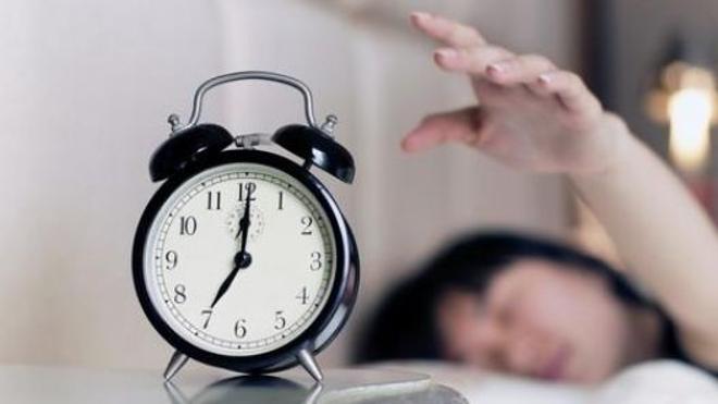 Por qué no debes retrasar la alarma del despertador