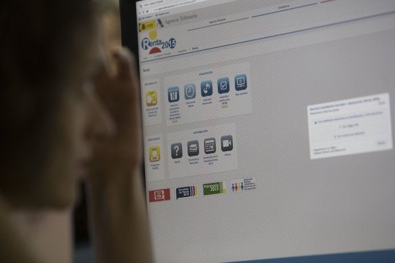 Piden tres años de cárcel a una exempleada de Hacienda por espiar la renta de sus vecinos