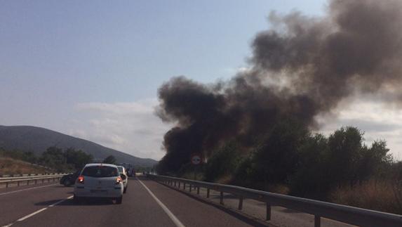 Un muerto y tres heridos al incendiarse un camión tras chocar con una furgoneta en la N-340